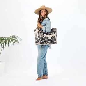 NWT Aloha Collection Holoholo tote in Holomua black on sandstone